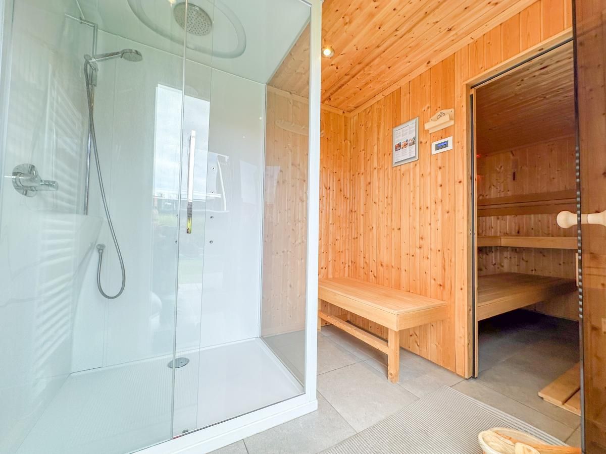 Moderne badkamer met sauna bij Coast and Calm 63 vakantiehuis in Colijnsplaat, Noord-Beveland, Zeeland