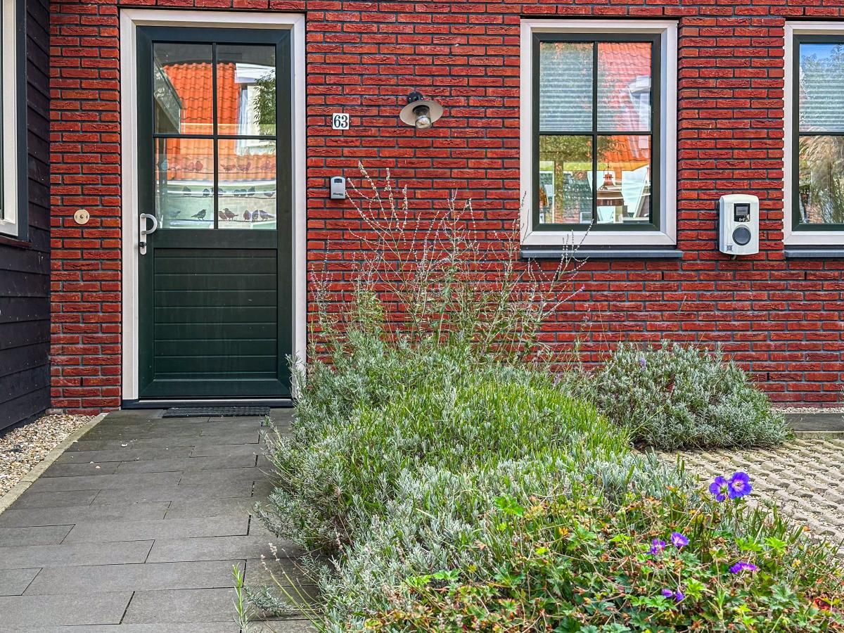 Ingang van Coast and Calm 63 vakantiehuis met kleurrijke tuin in Colijnsplaat, Noord-Beveland, Zeeland