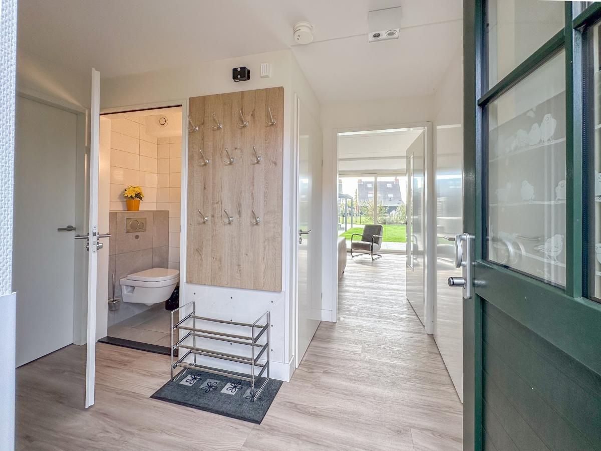 Lichte hal in Coast and Calm 63 vakantiehuis, Colijnsplaat, Noord-Beveland, Zeeland