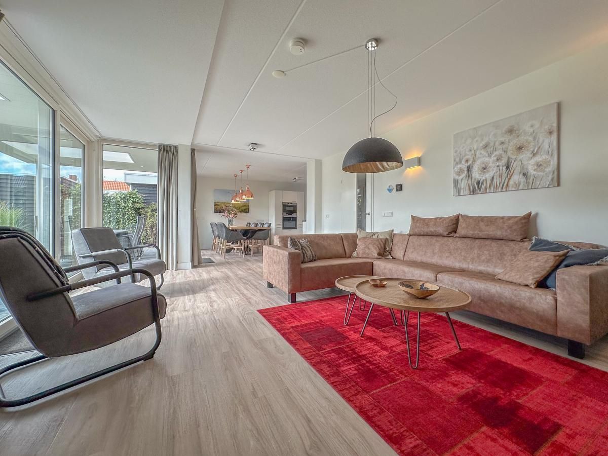 Ruime zitkamer in Coast and Calm 63 vakantiehuis, Colijnsplaat, Noord-Beveland, Zeeland