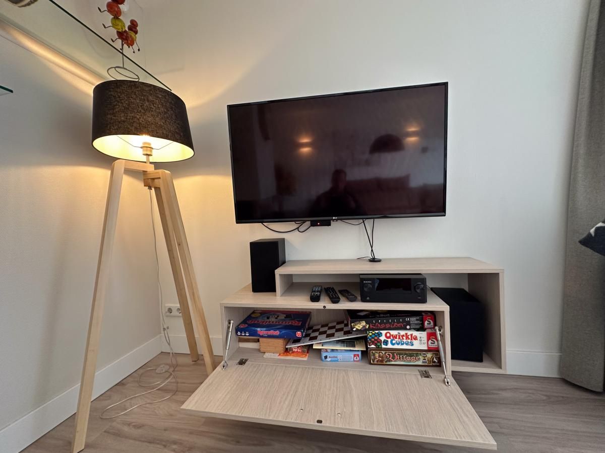 Entertainmenthoek met tv en spelletjes in Coast and Calm 63 vakantiehuis, Colijnsplaat, Noord-Beveland, Zeeland