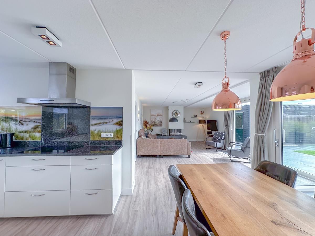 Keuken met uitzicht in Coast and Calm 63 vakantiehuis, Colijnsplaat, Noord-Beveland, Zeeland