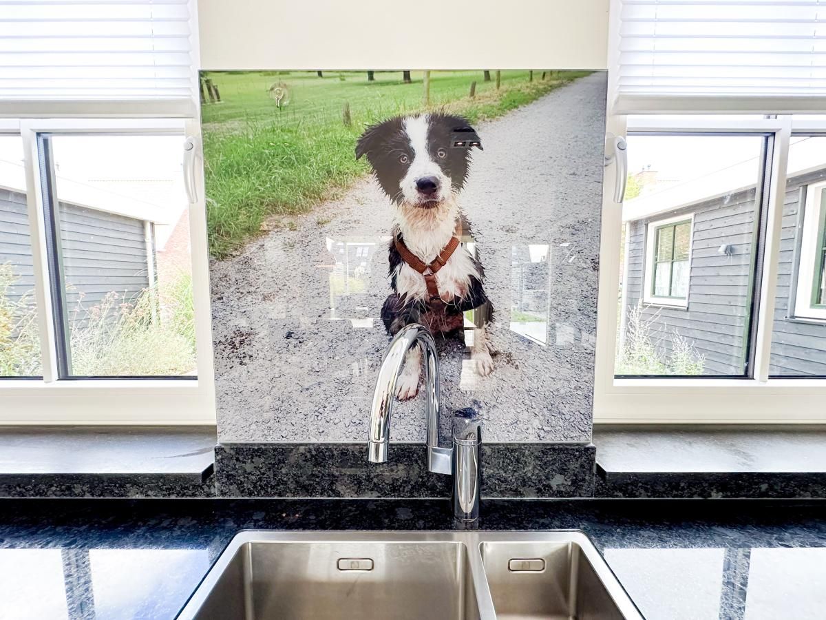 Keuken met koffiezetapparaat in Coast and Calm 63 vakantiehuis, Colijnsplaat, Noord-Beveland, Zeeland