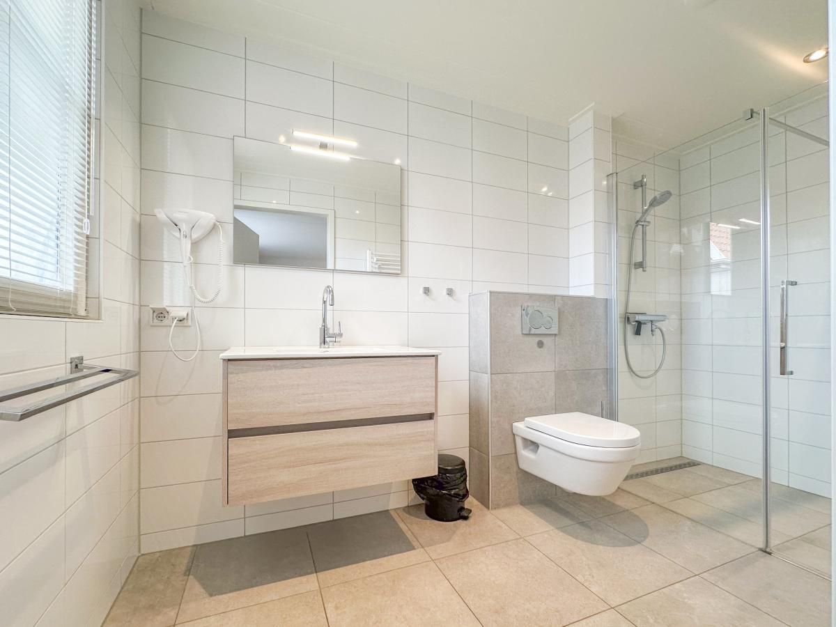 Ensuite badkamer in Coast and Calm 63 vakantiehuis, Colijnsplaat, Noord-Beveland, Zeeland