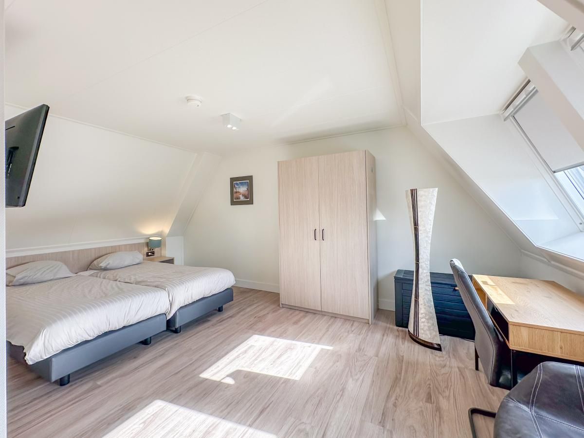 Zolderkamer met werkplek in Coast and Calm 63 vakantiehuis, Colijnsplaat, Noord-Beveland, Zeeland