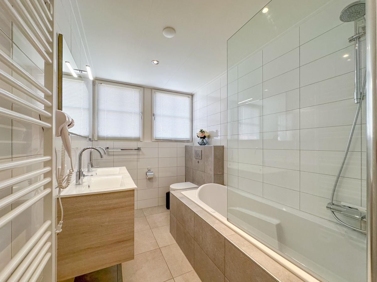 Jacuzzi bad voor ultieme ontspanning in Coast and Calm 63 vakantiehuis, Colijnsplaat, Noord-Beveland, Zeeland