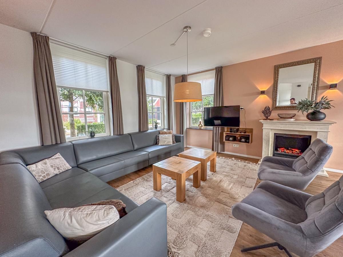 Stijlvolle woonkamer van Dune Design 39 vakantiehuis in Colijnsplaat, Noord-Beveland, met comfortabele zithoek en moderne inrichting.