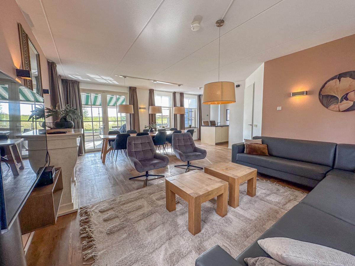Stijlvolle woonkamer van Dune Design 39 vakantiehuis in Colijnsplaat, Noord-Beveland, Zeeland, met modern interieur en veel natuurlijk licht.