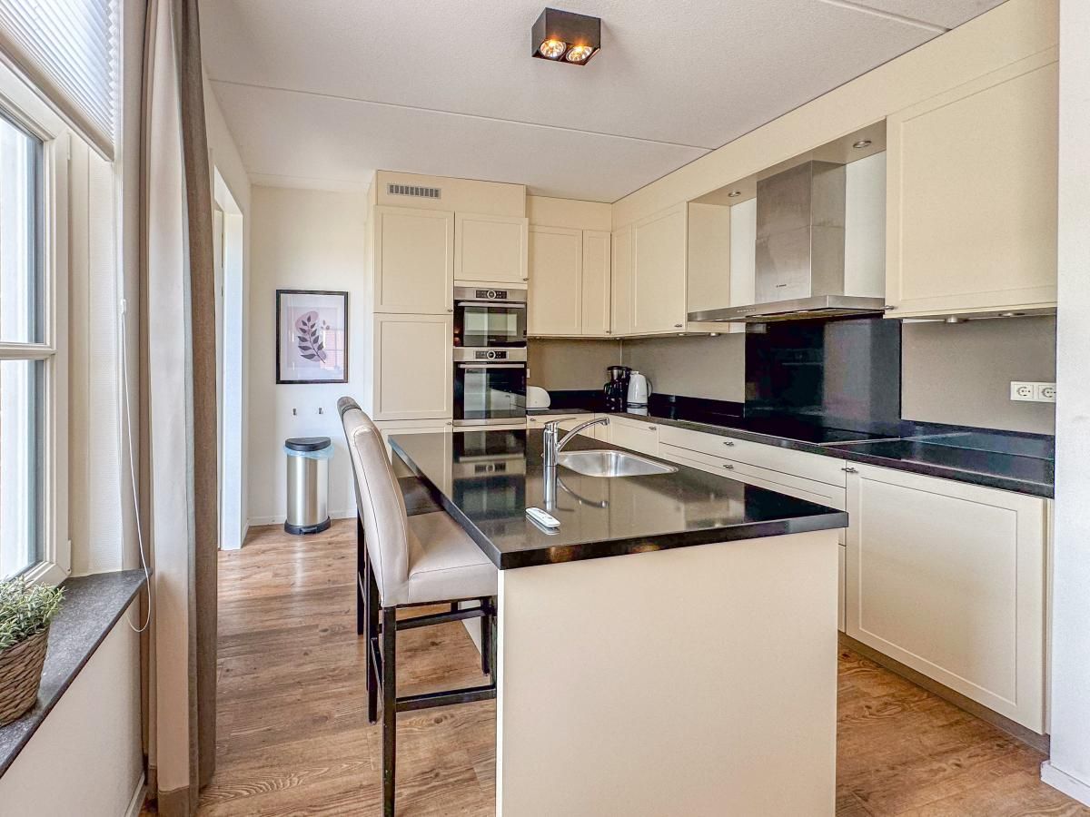 Moderne keuken van Dune Design 39 vakantiehuis in Colijnsplaat, Noord-Beveland, Zeeland met luxe voorzieningen en ruim aanrecht.