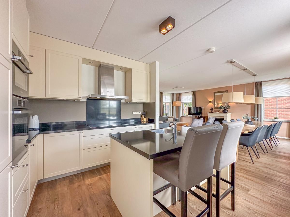 Moderne keuken en eetruimte in Dune Design 39 vakantiehuis, Colijnsplaat, Noord-Beveland, Zeeland. Gezellige sfeer en luxe inrichting.