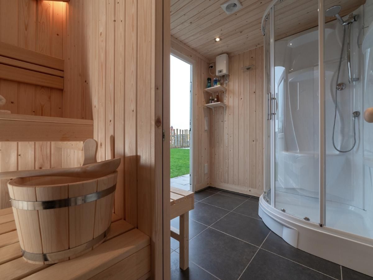 Moderne sauna en douche in Coast Calm 71 vakantiehuis in Zeeland.