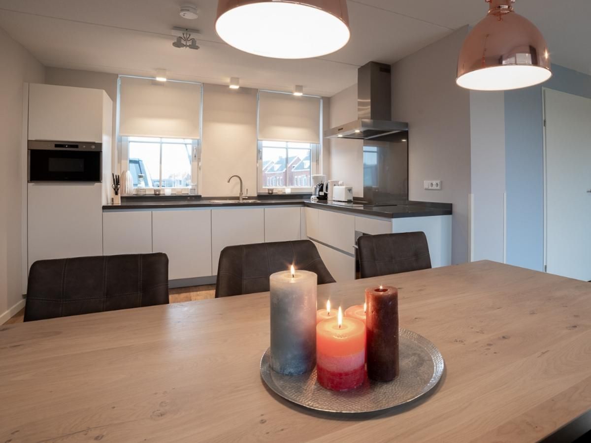 Stijlvolle eetruimte en keuken in Coast Calm 71 vakantiehuis, Noord-Beveland.