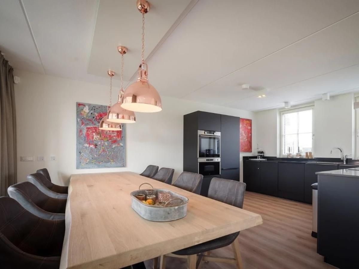 Moderne keuken met eetkamer in Coast Calm 71 vakantiewoning, Zeeland.