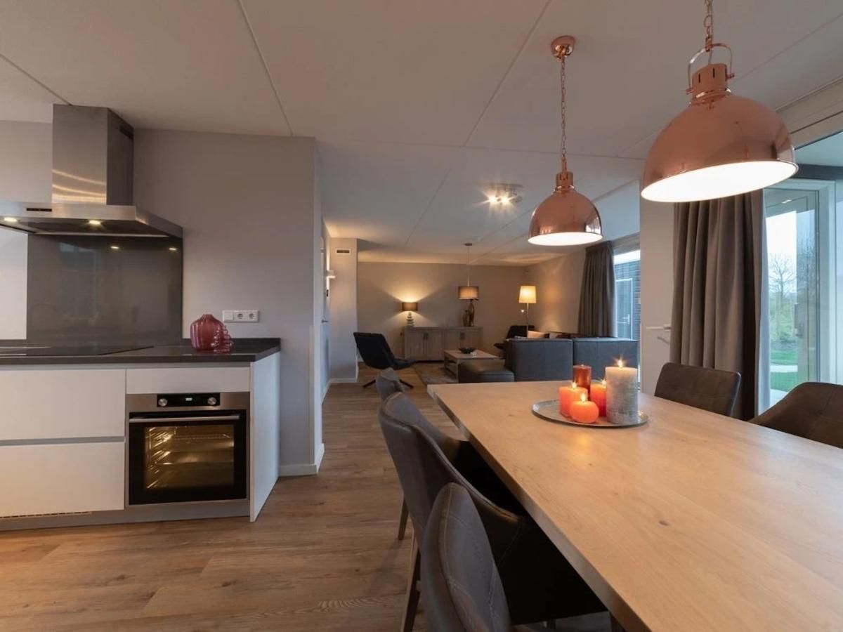 Ruime open keuken en eetkamer in Coast Calm 71 vakantiehuis, Colijnsplaat.