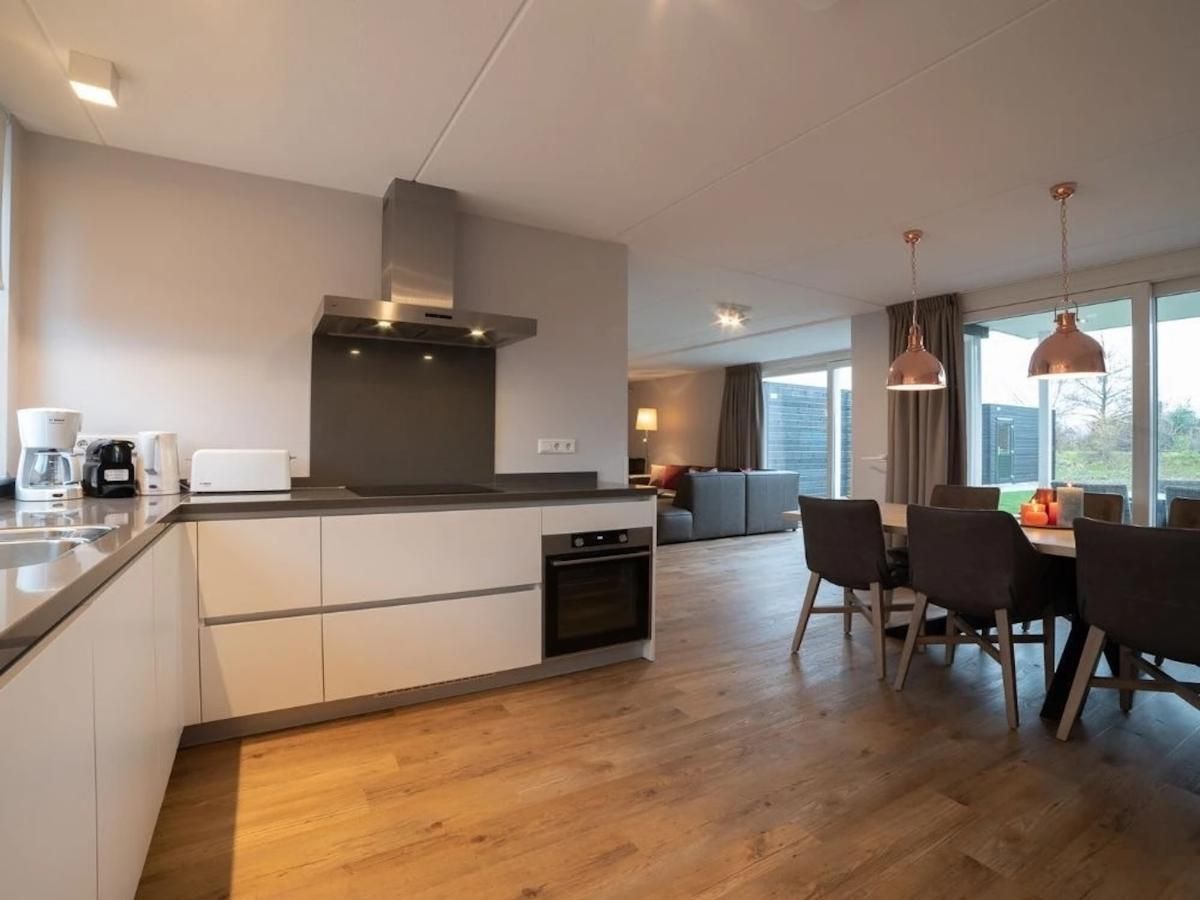 Open keuken en eetruimte in Coast Calm 71 vakantiehuis, Noord-Beveland.