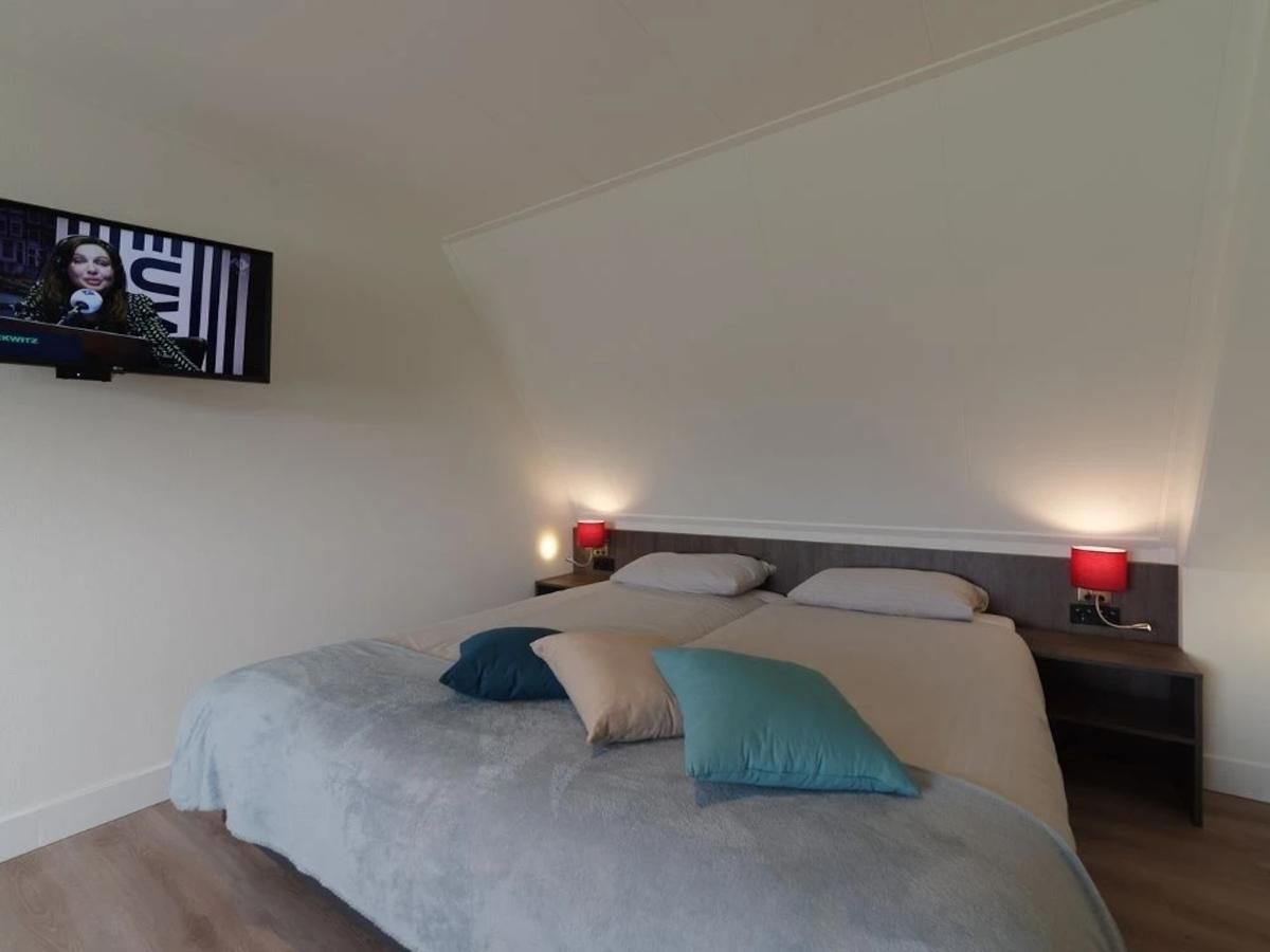 Slaapkamer met tv in Coast Calm 71 vakantiewoning, Colijnsplaat, Zeeland.