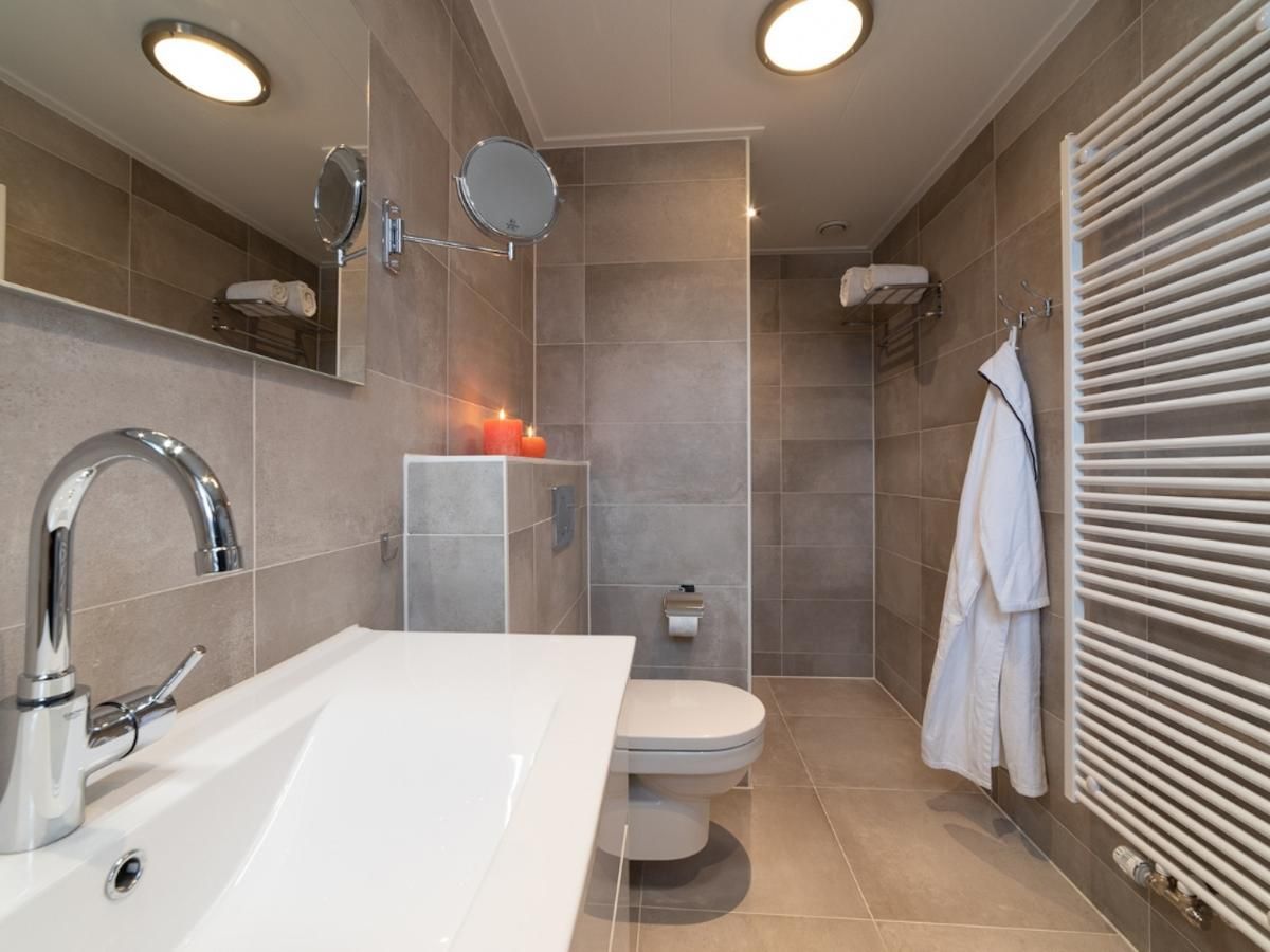 Moderne badkamer met douche in Coast Calm 71 vakantiehuis, Noord-Beveland.