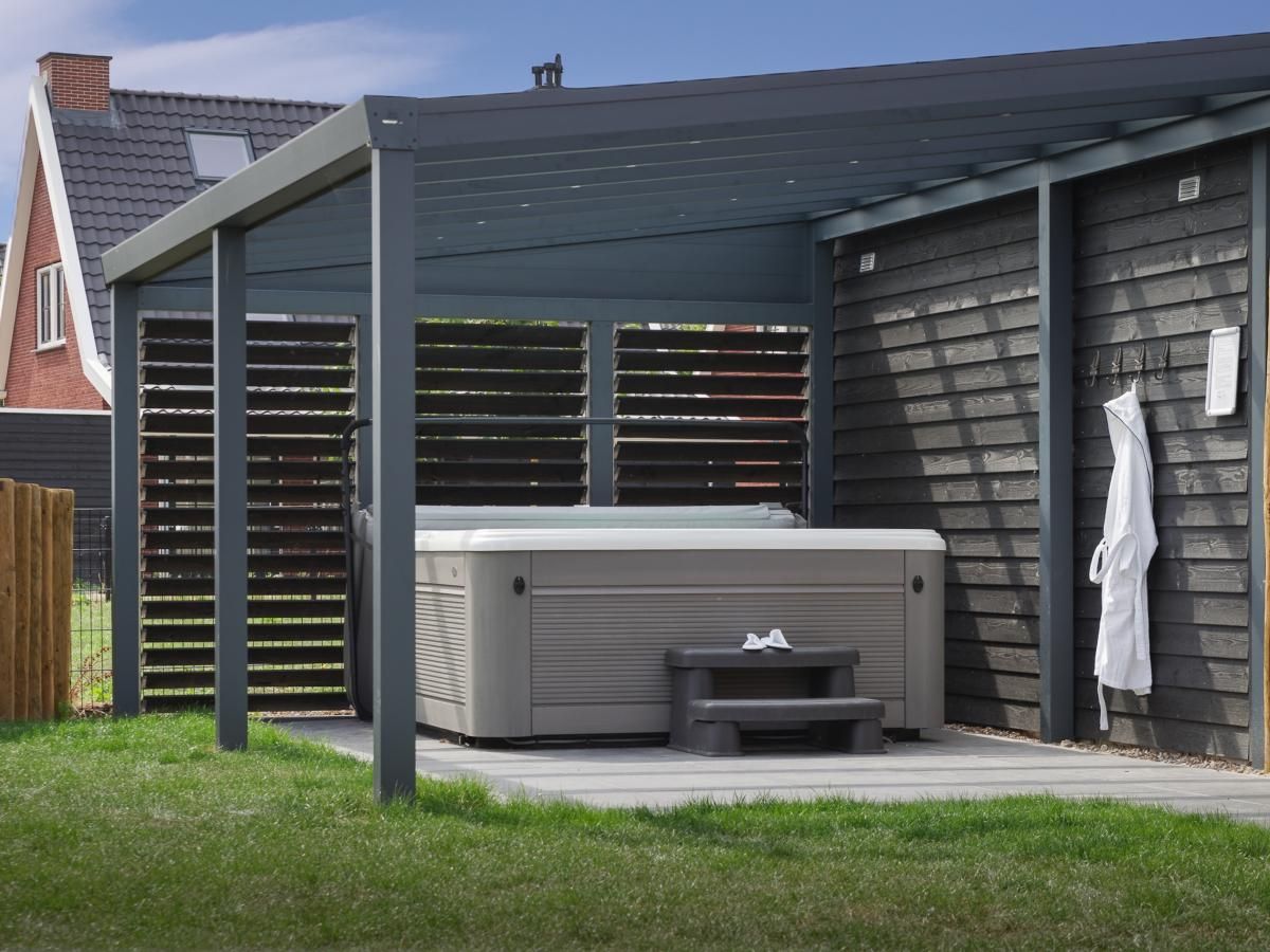 Overdekte jacuzzi in de tuin van Coast Calm 71 vakantiehuis, Zeeland.