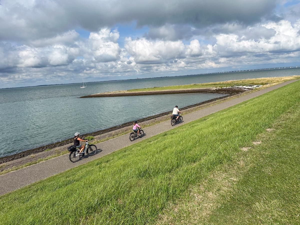 Fietspad langs de kust in de buurt van Coast Calm 71, Colijnsplaat, Noord-Beveland.