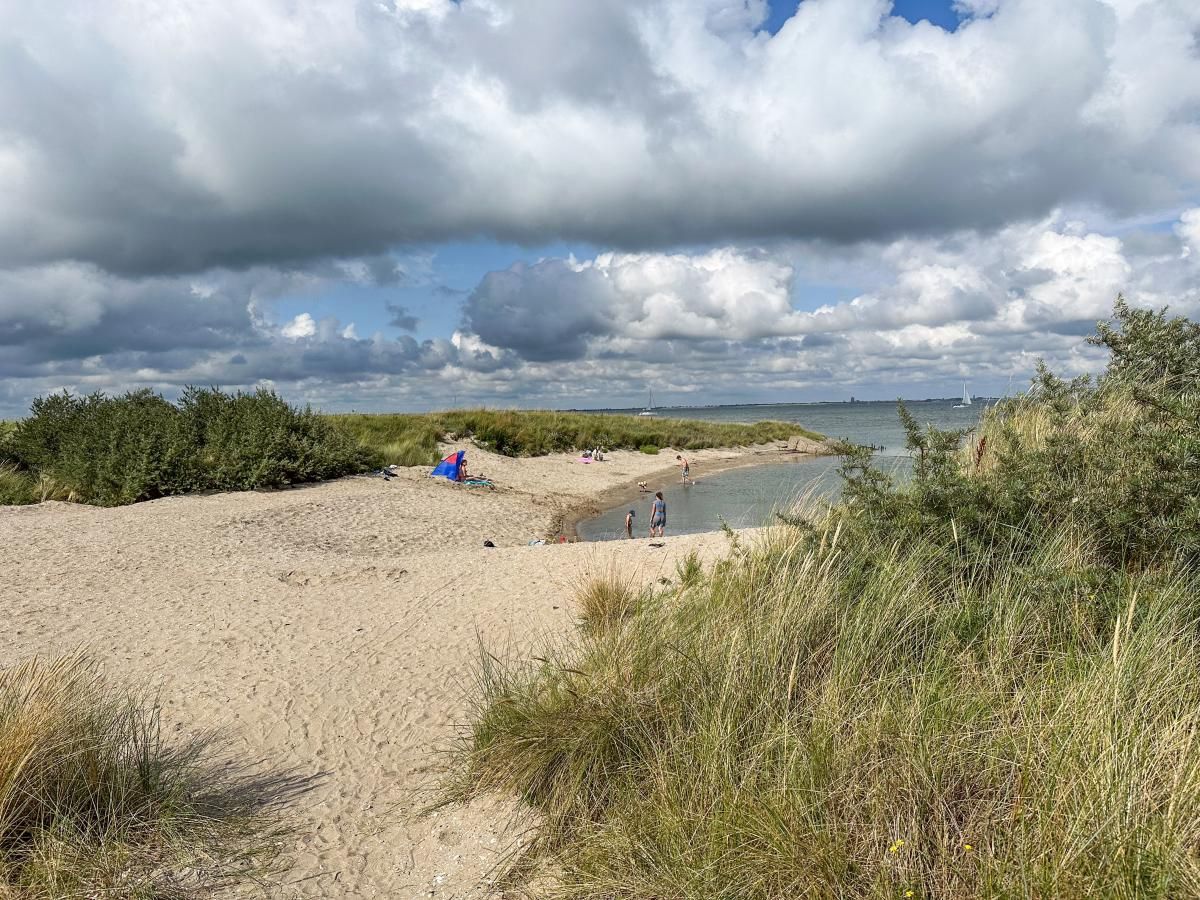 Rustig strand nabij Coast Calm 71 vakantiehuis, Colijnsplaat, Zeeland.