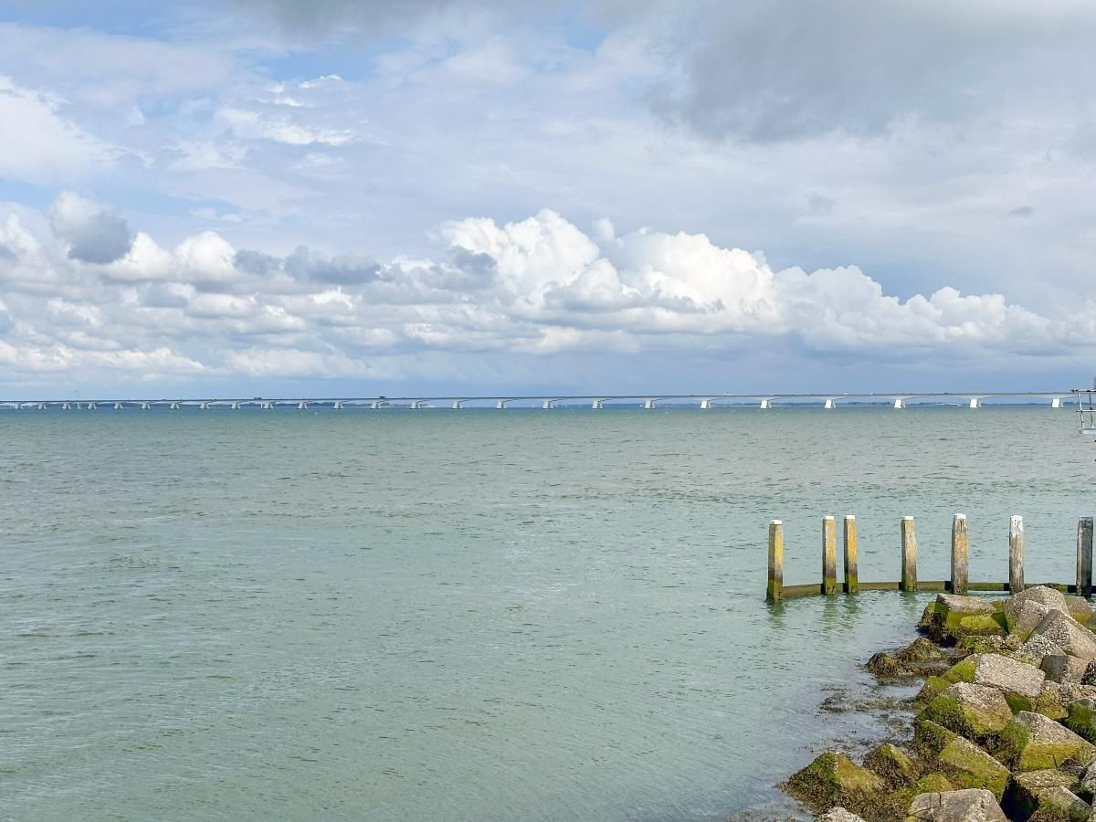 Uitzicht op de Zeelandbrug vanuit Coast Calm 71 vakantiehuis, Colijnsplaat.