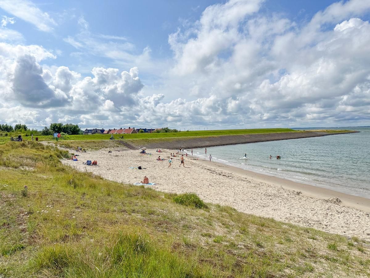 Zonnig strand bij Coast Calm 71 vakantiehuis, Colijnsplaat, Noord-Beveland.