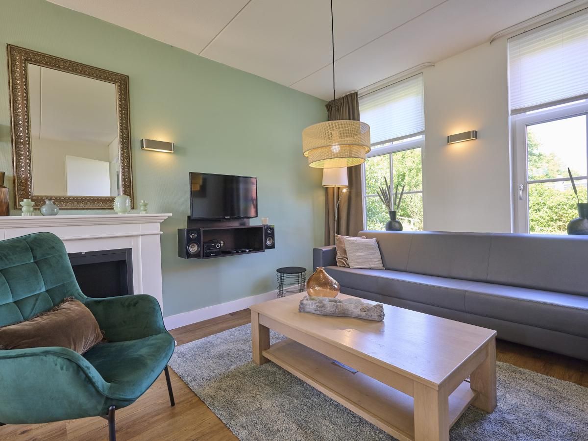 Stijlvolle woonkamer van Ocean Ease 49 in Colijnsplaat, Zeeland, met comfortabele bank en moderne decoratie.