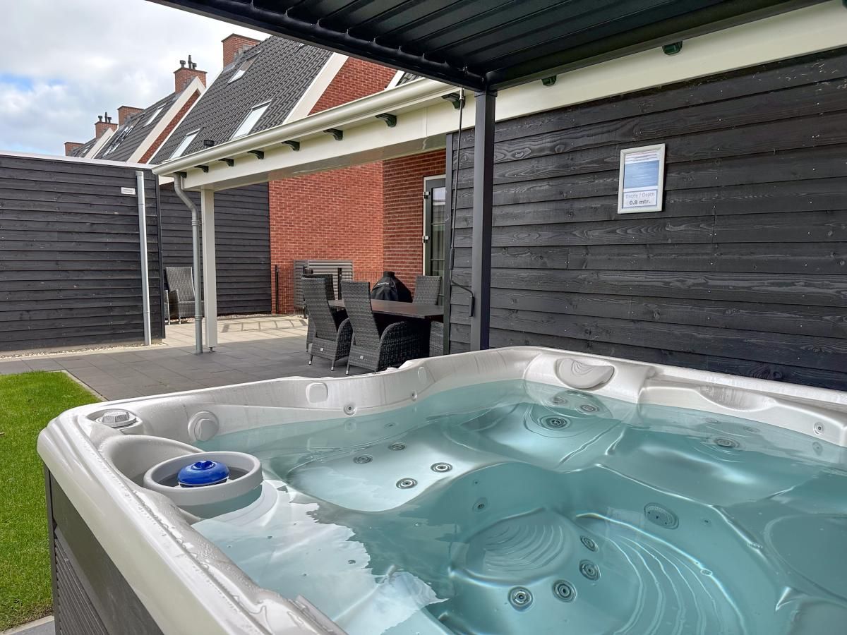 Ontspannende jacuzzi bij Beach deluxe vakantiehuis in Colijnsplaat, Noord-Beveland, Zeeland.