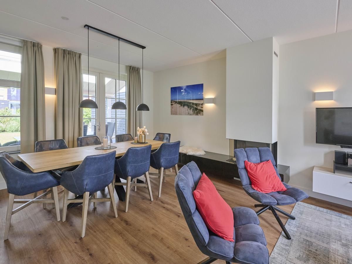 Gezellige woonkamer in Beach deluxe vakantiehuis, Colijnsplaat, Zeeland met moderne inrichting.