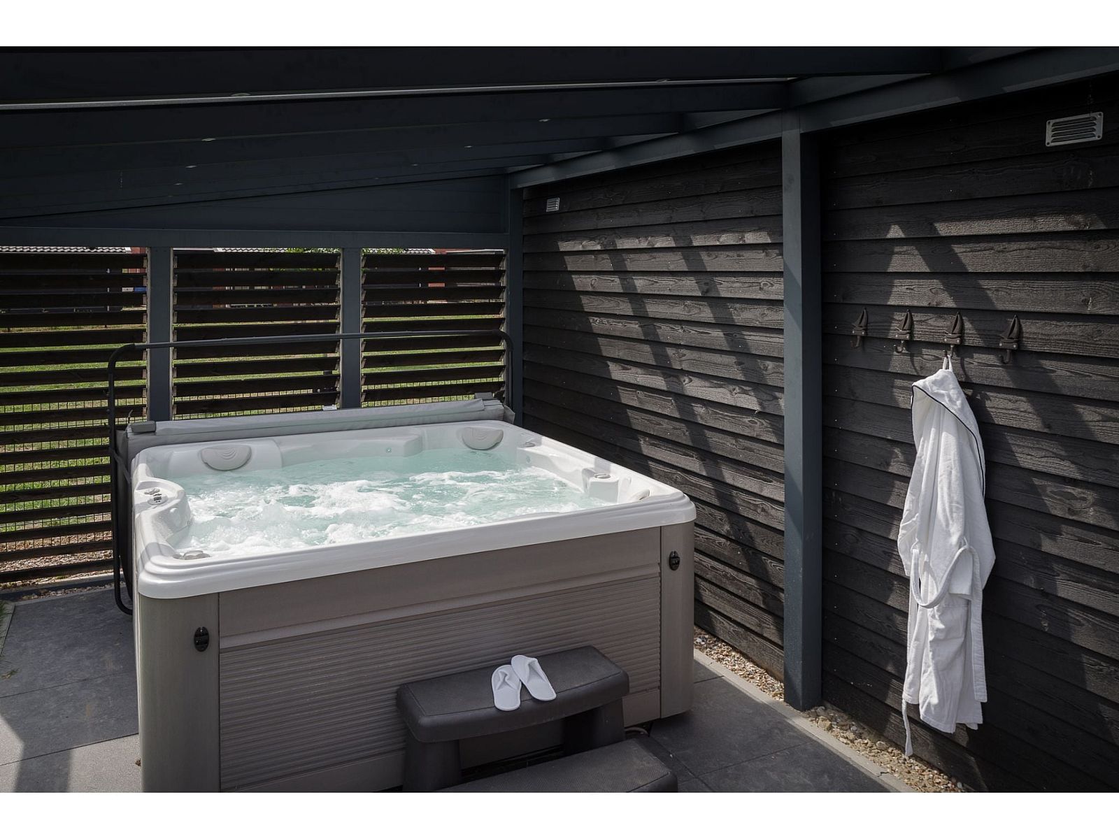 Verblijf 590262 - Vakantiewoning Noord-Beveland - 8 persoons vrijstaand met jacuzzi