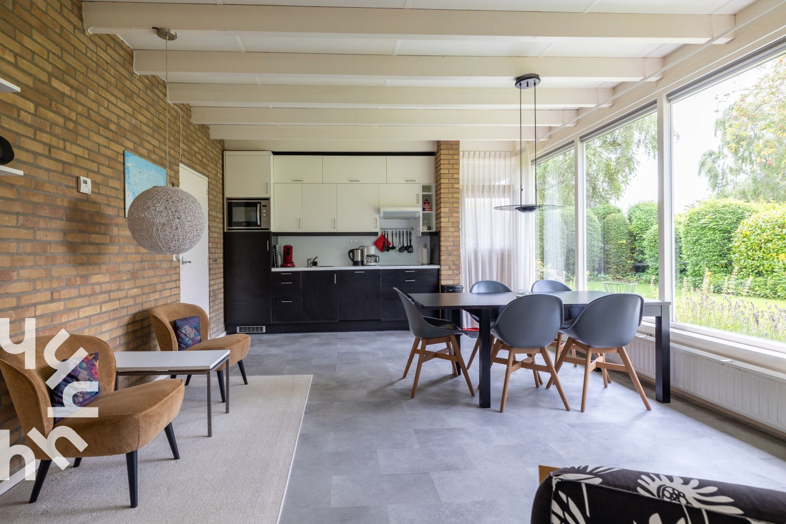 Geraeumiges Esszimmer im Ferienhaus ZE167 in Kamperland, mit Blick auf die gruene Umgebung.