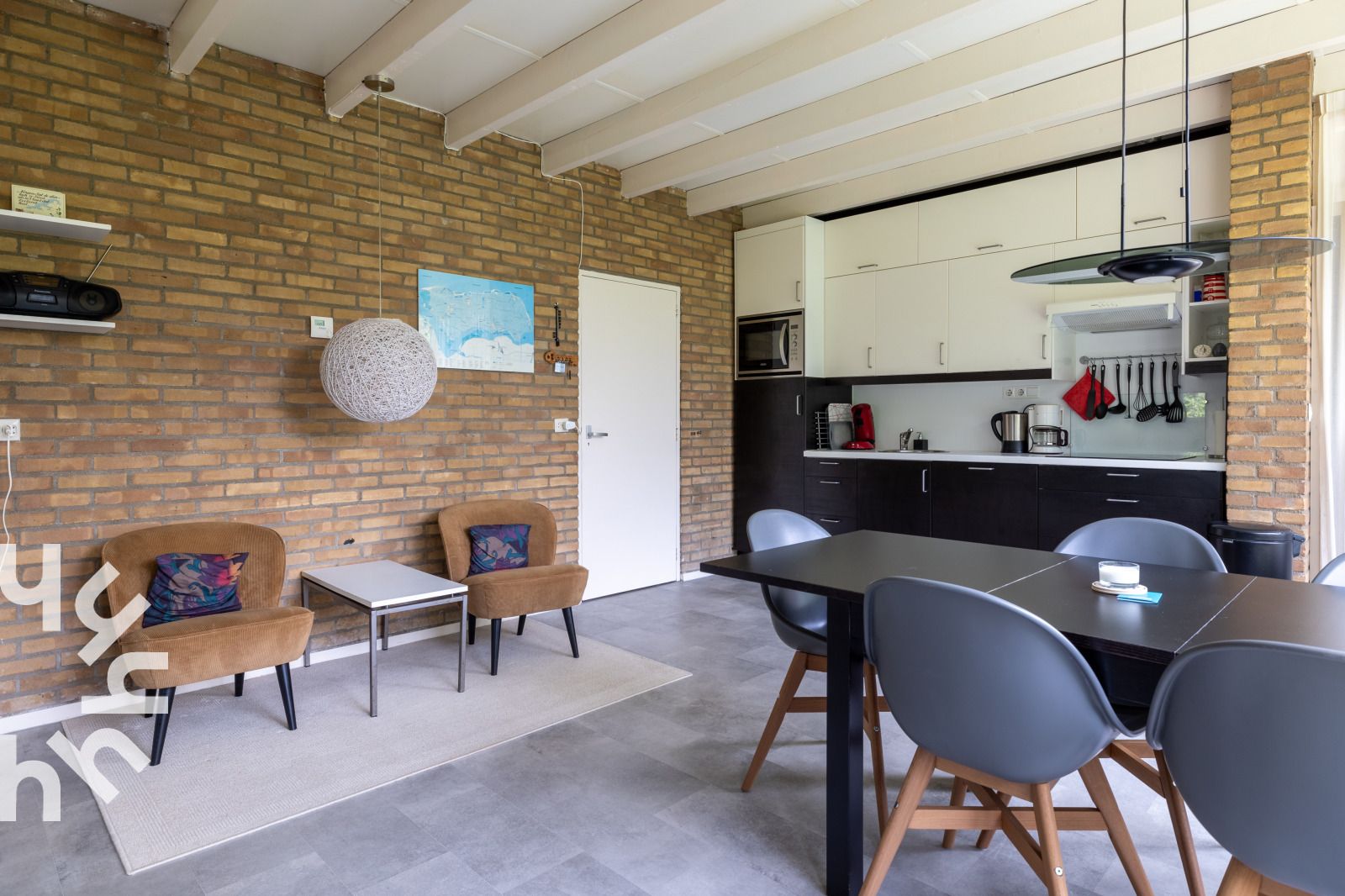 Gemuetliches Esszimmer und Kueche im Ferienhaus ZE167 in Kamperland, ideal fuer Familien.