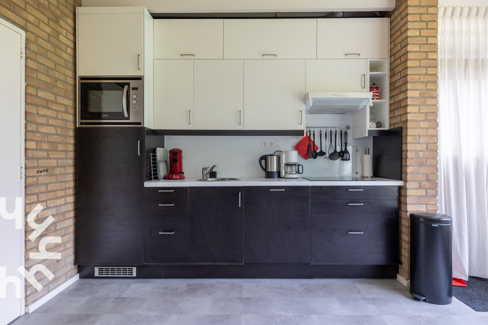 Essecke im Ferienhaus ZE167 in Kamperland mit Blick in den gruenen Garten.