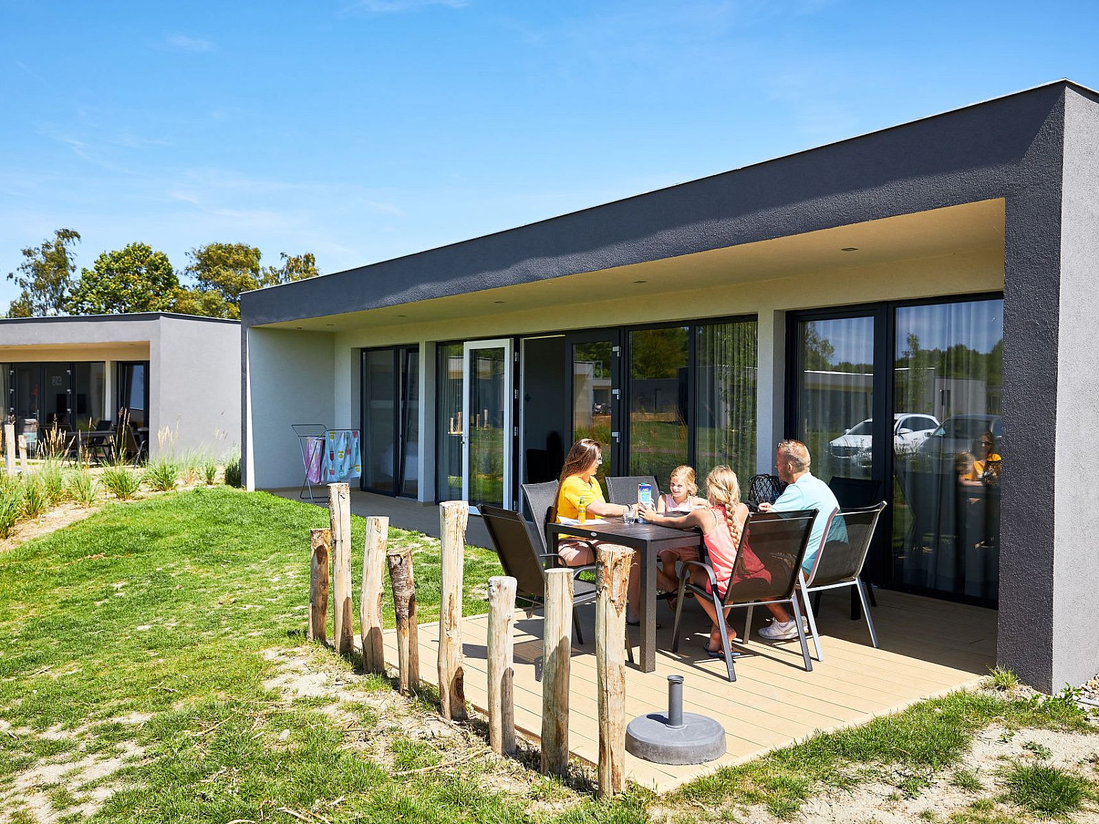 Bungalow de Boei in Kamperland biedt een zonnig terras voor ontspanning in Noord-Beveland, Zeeland.