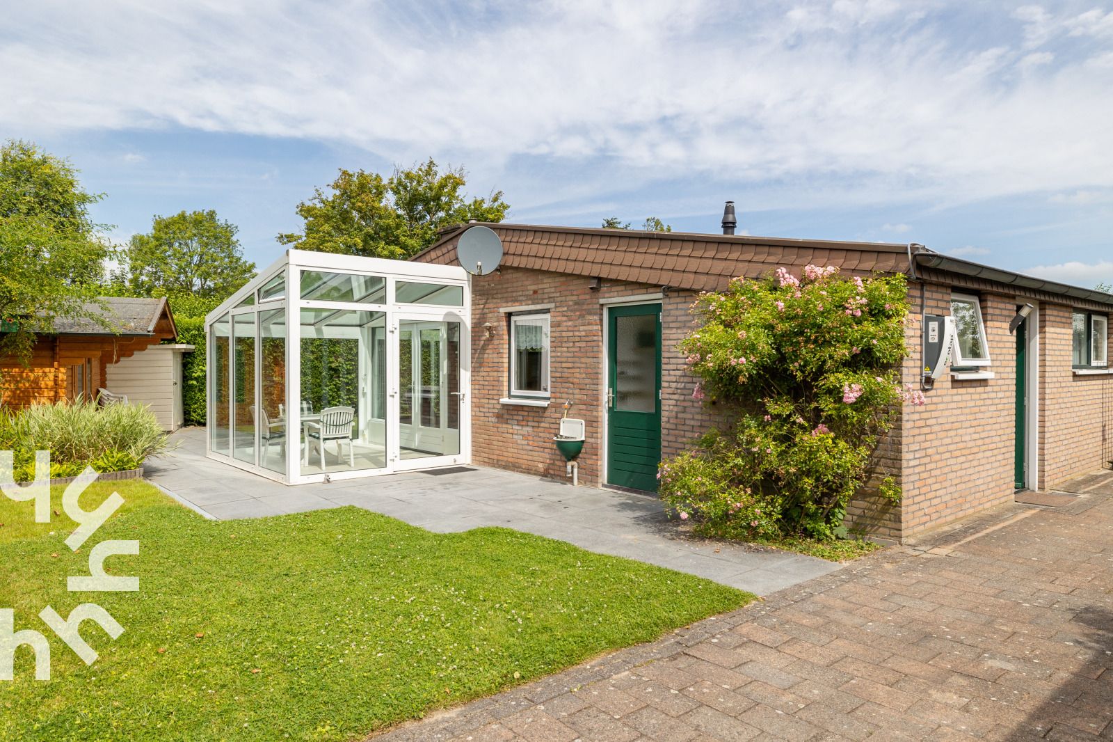 Ferienhaus ZE1121 in Kamperland, Zeeland mit modernem Wintergarten und gruenem Garten.