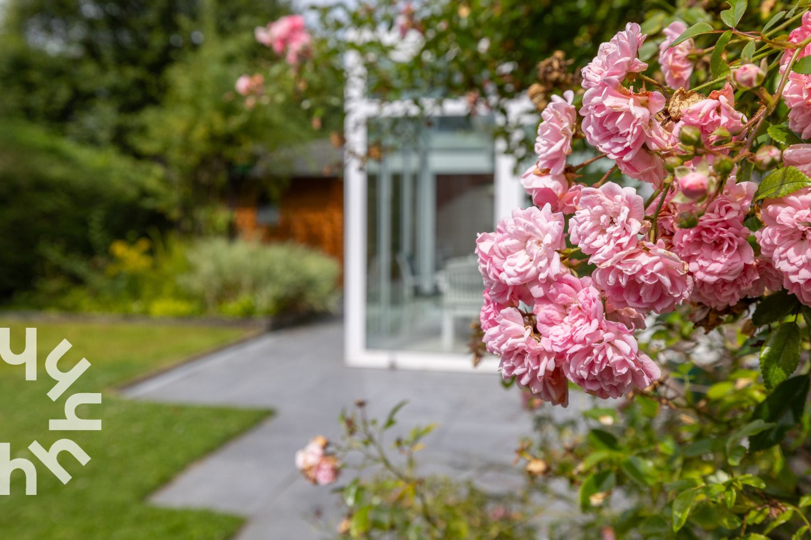 Luftaufnahme des Ferienhauses ZE1121 in Kamperland, Zeeland mit umliegenden Gruenflaechen.
