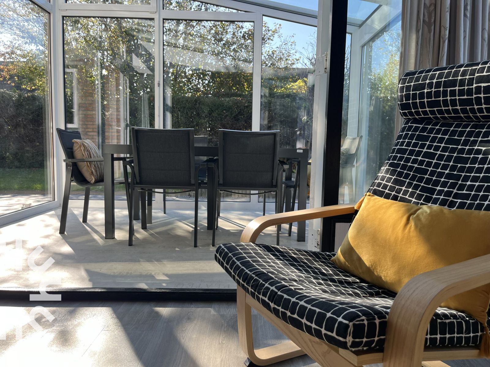 Essecke im Wintergarten des Ferienhauses ZE1121 in Kamperland, Zeeland.