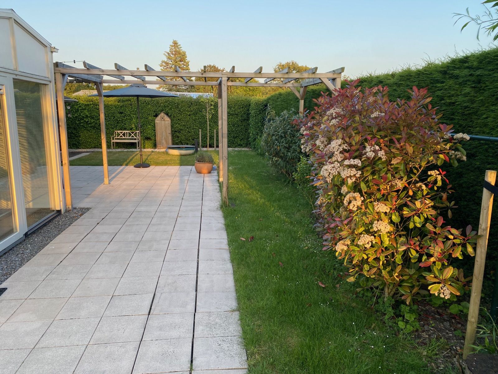 Attraktives Schlafzimmer im Ferienhaus ZE1679 in Kamperland, Noord-Beveland, Zeeland mit bequemem Doppelbett und Blick auf den gruenen Garten.