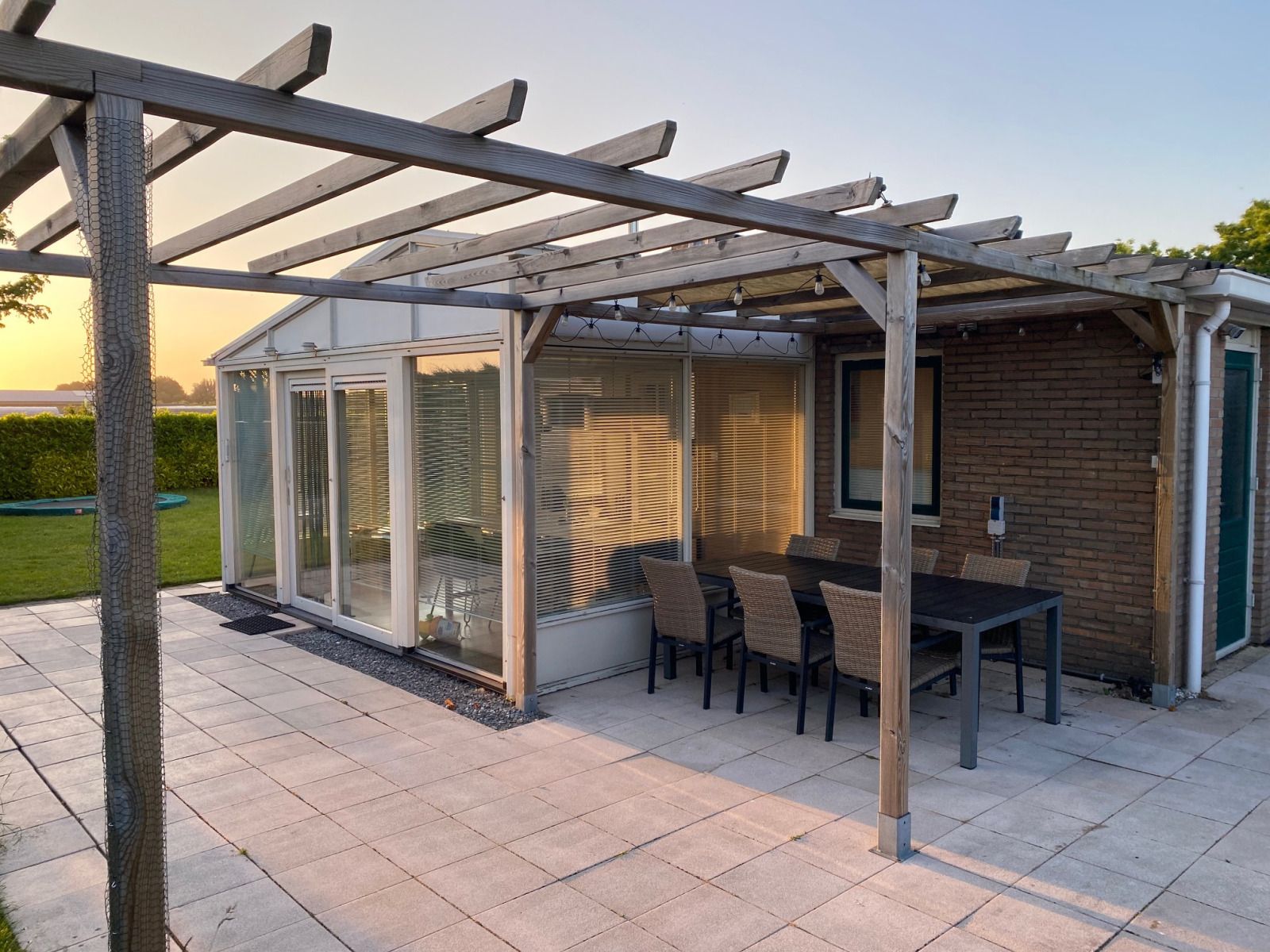 Gemuetliche Veranda im Ferienhaus ZE1679 in Kamperland, Noord-Beveland, Zeeland mit grossem Esstisch und Gartenblick.