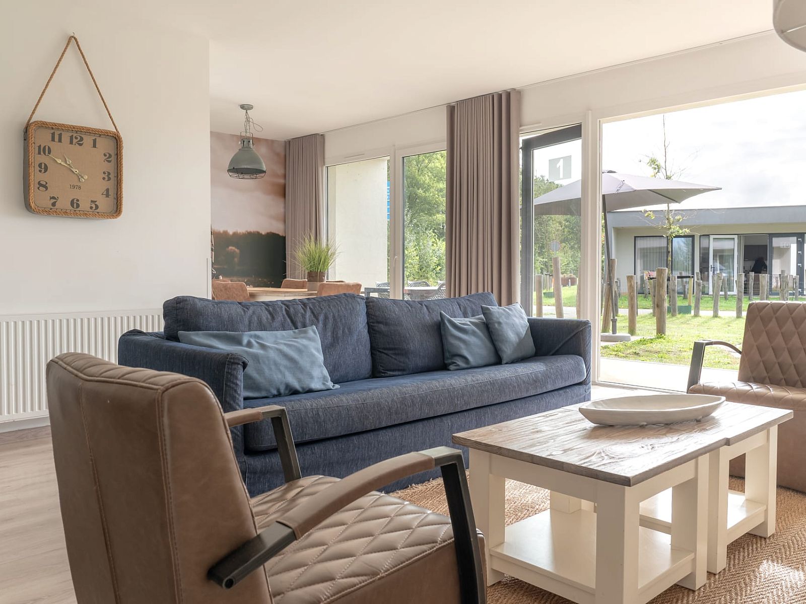 Gezellige woonkamer van Bungalow de Boei met uitzicht op de tuin in Kamperland, Noord-Beveland, Zeeland.