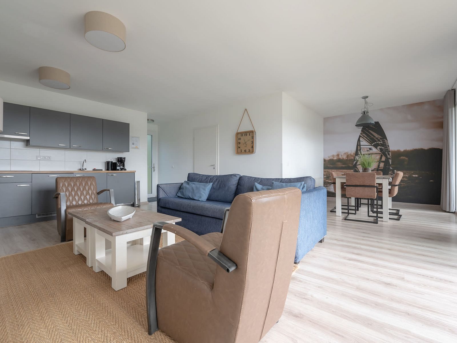 Open keuken en zithoek in Bungalow de Boei, ideaal voor een vakantie in Kamperland, Noord-Beveland, Zeeland.