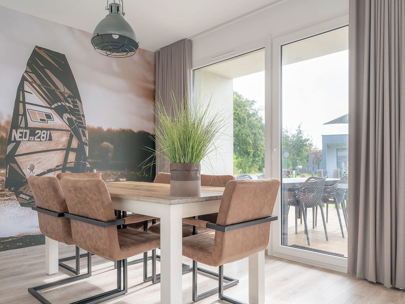 Stijlvolle eetruimte in Bungalow de Boei, Kamperland, met uitzicht op de natuur van Noord-Beveland, Zeeland.