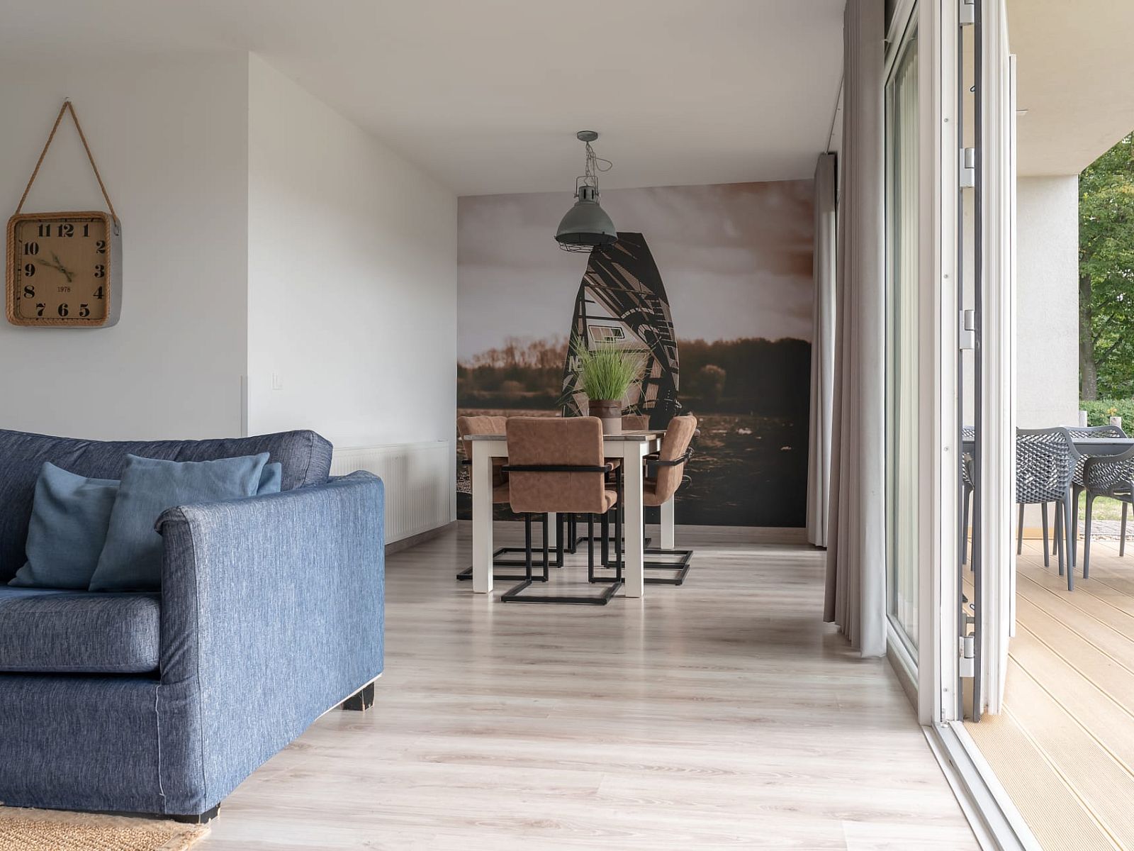 Ruime woonkamer met veel licht in Bungalow de Boei, Kamperland, Noord-Beveland, Zeeland.