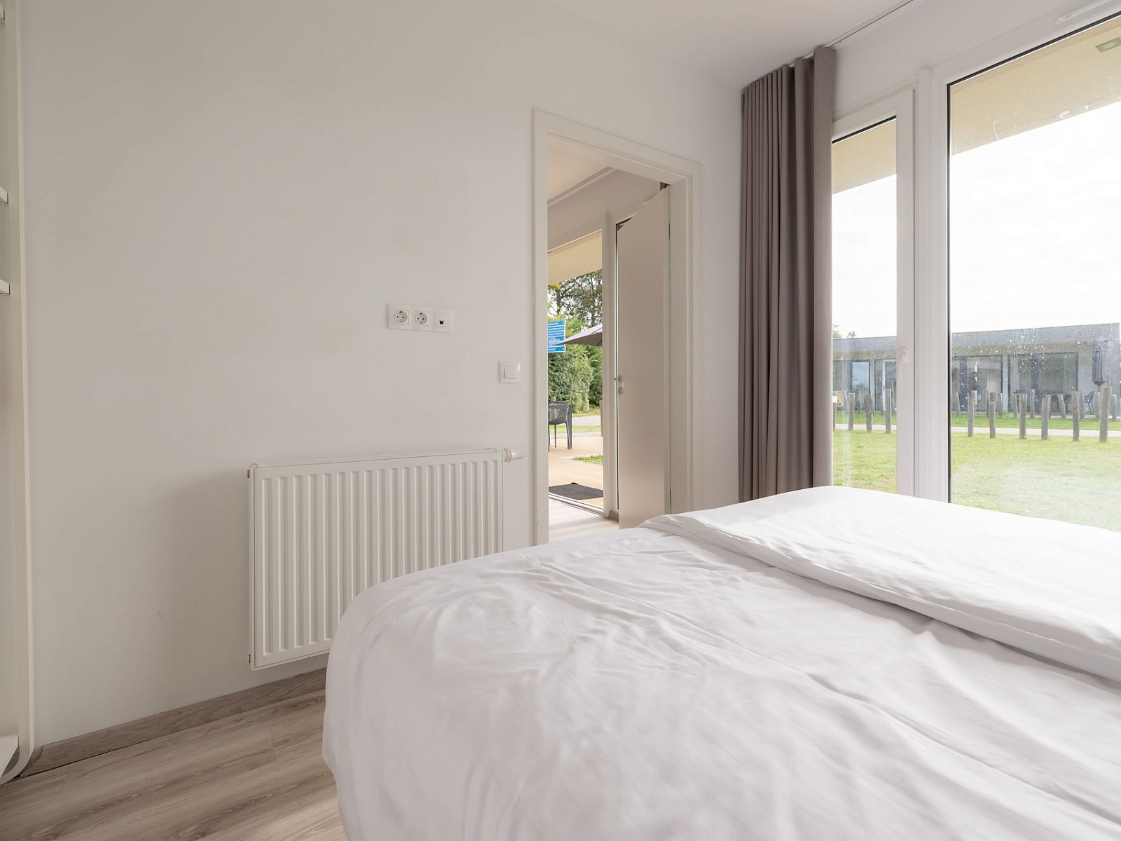 Slaapkamer met veel lichtinval in Bungalow de Boei, Kamperland, Noord-Beveland, Zeeland.