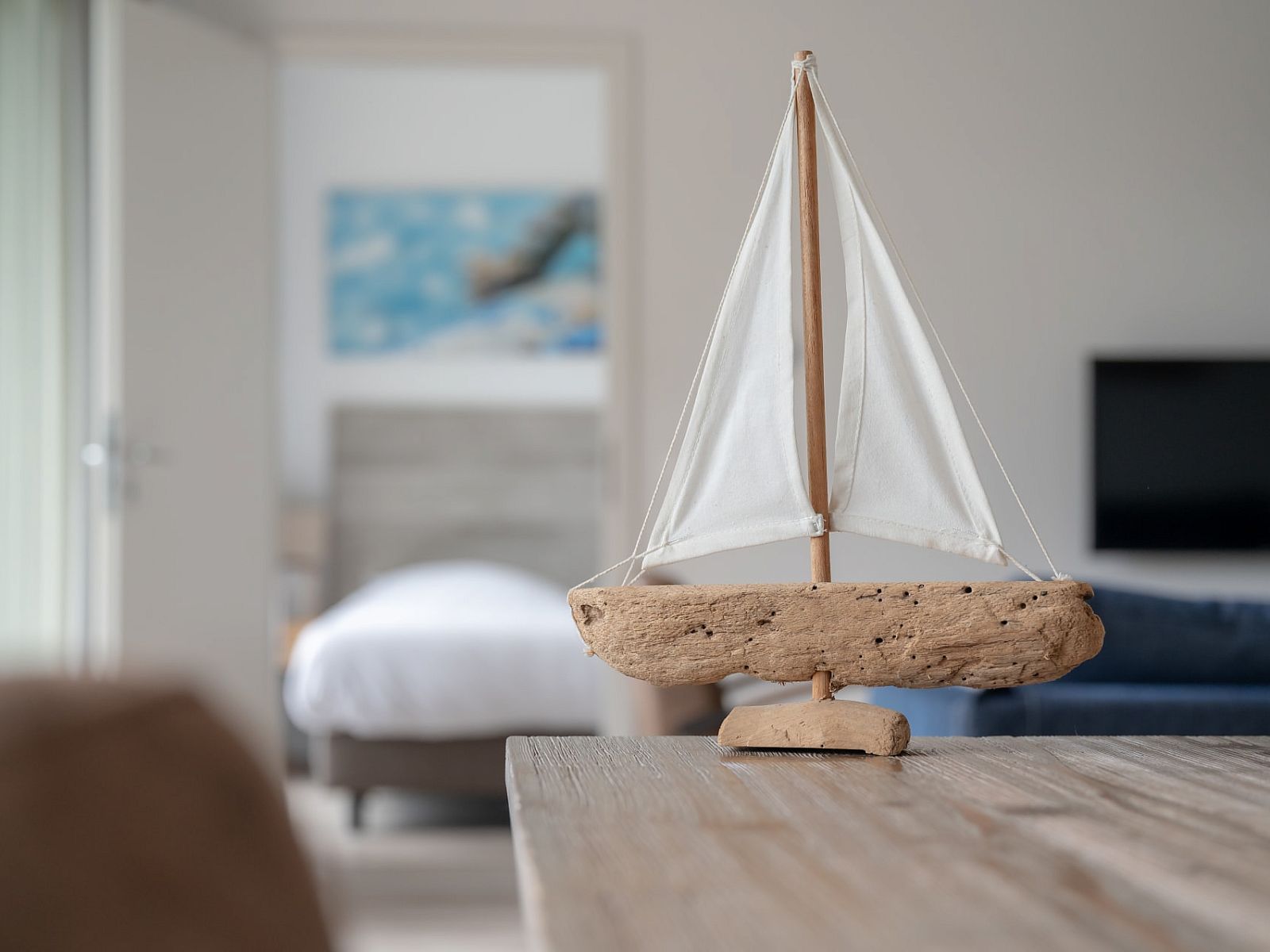 Decoratief zeilbootje in Bungalow de Boei, Kamperland, met maritiem thema in Noord-Beveland, Zeeland.