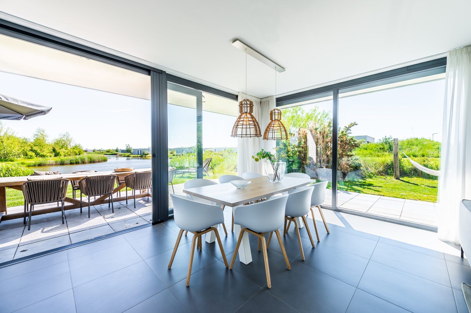 Eetkamer met uitzicht op tuin in Duinvallei 32, vakantiehuis in Kamperland, Zeeland.