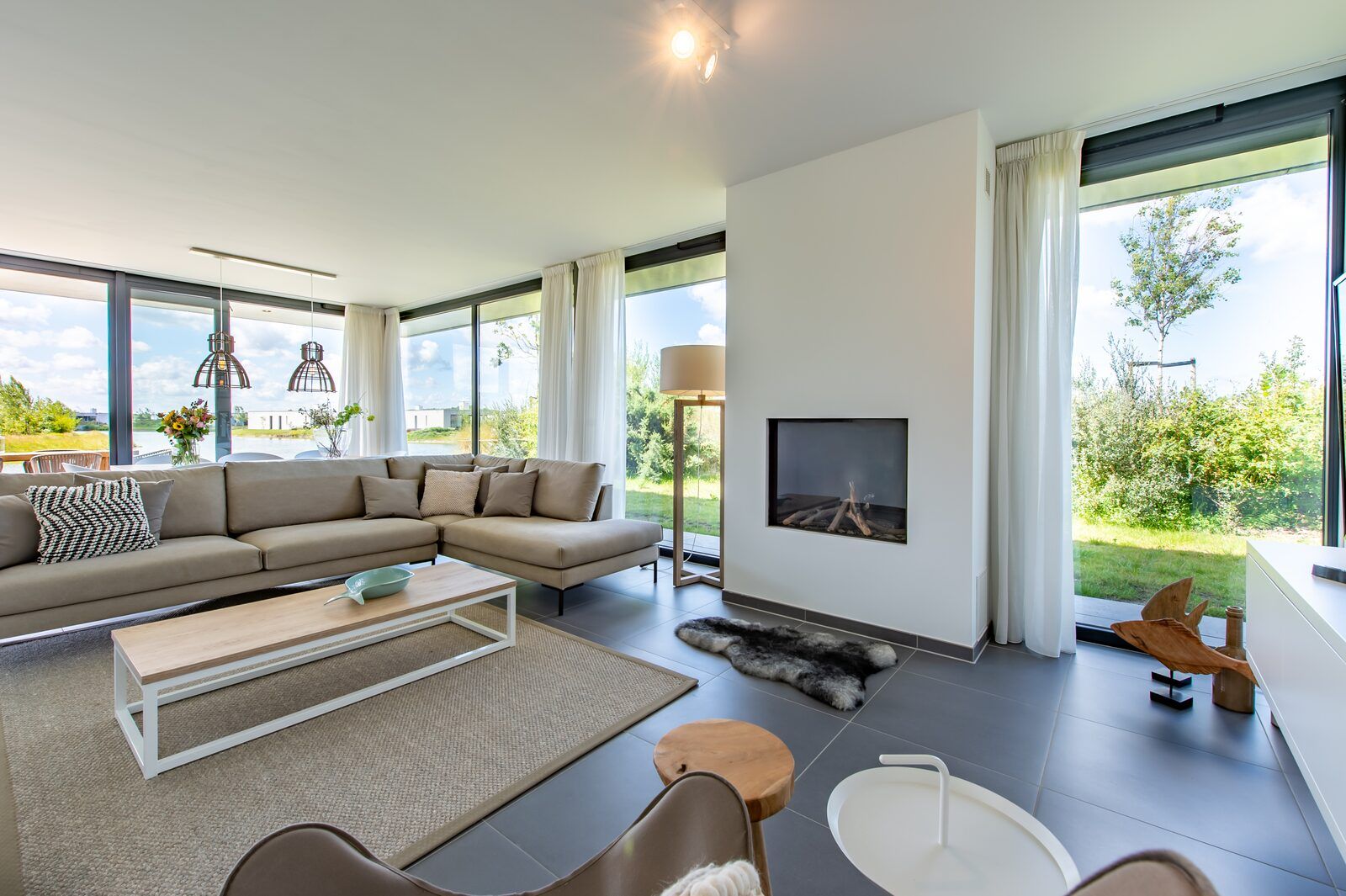 Ruime woonkamer met open haard in Duinvallei 32, vakantiehuis in Kamperland, Zeeland.