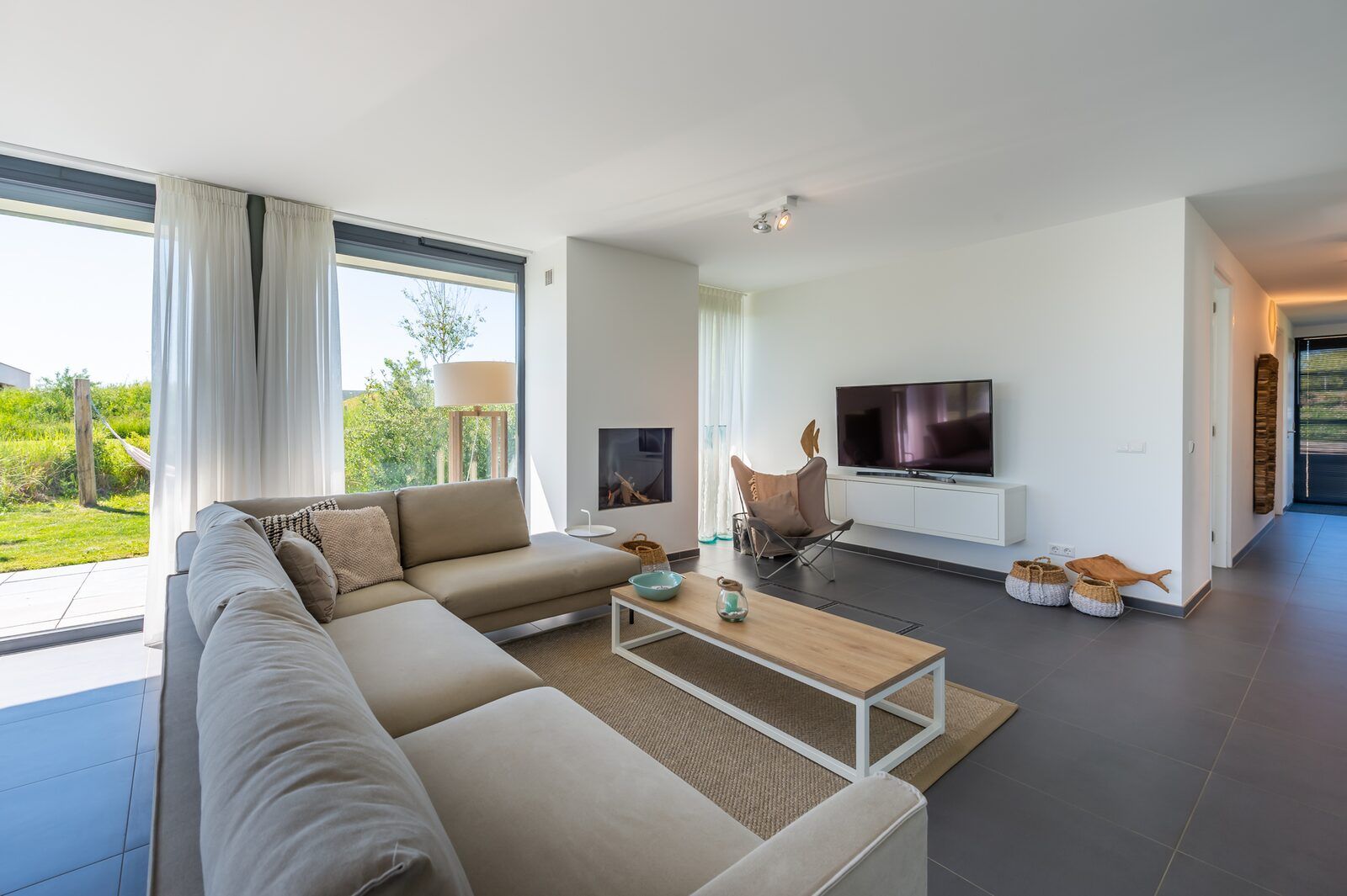 Comfortabele zithoek met groot raam in Duinvallei 32, vakantiehuis in Kamperland, Zeeland.