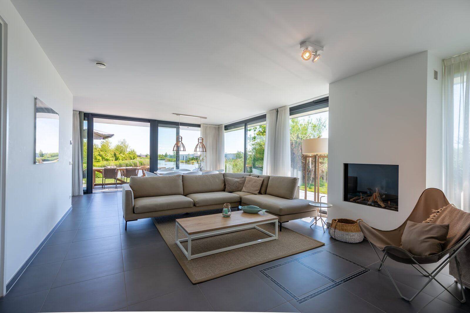 Lichte woonkamer met moderne inrichting in Duinvallei 32, vakantiehuis in Kamperland, Zeeland.