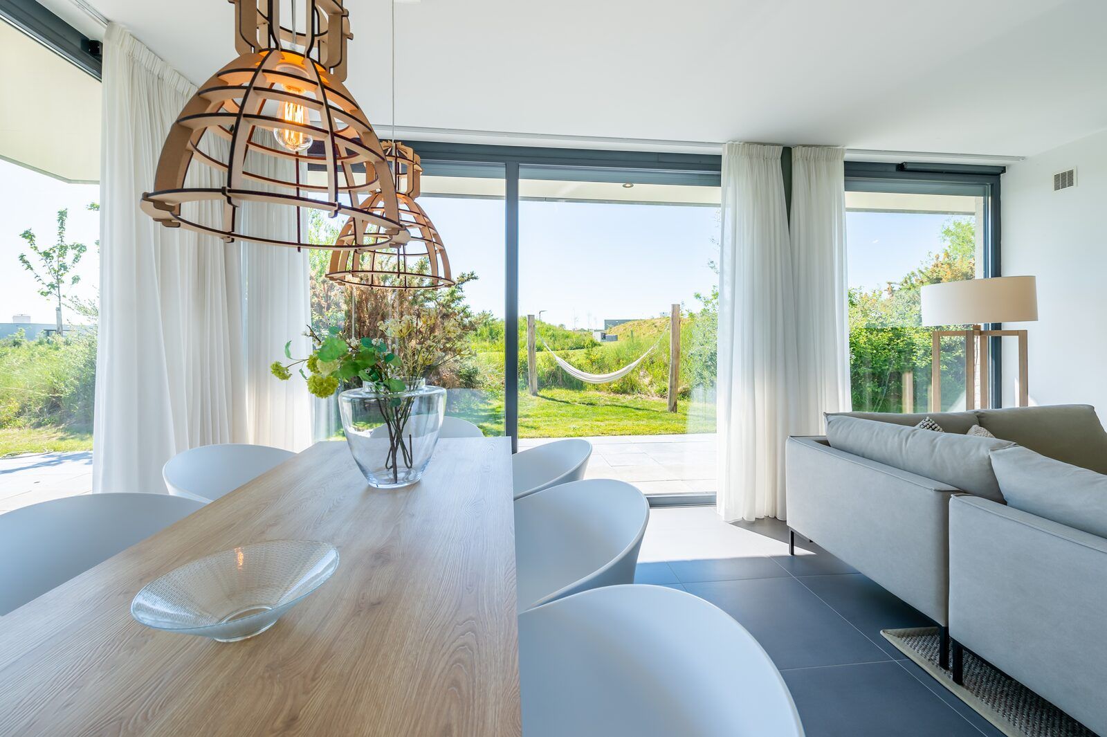 Stijlvolle eetruimte met uitzicht in Duinvallei 32, vakantiehuis in Kamperland, Zeeland.